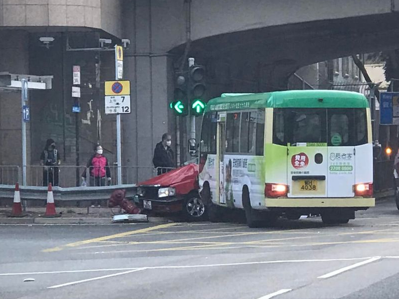 旺角綠VAN高速猛撼紅的 致車身嚴重變形