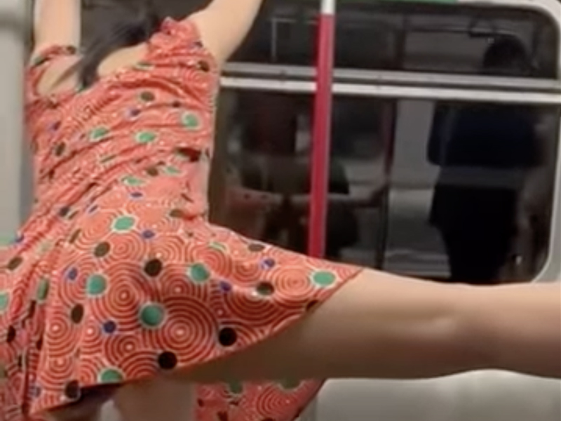 港鐵車廂拉筋 巴士站蛤蟆功 IFC商場露出