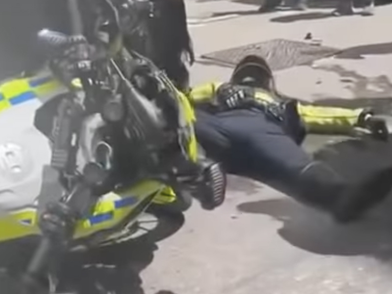 大角咀貨Van猛速撞飛交通警 (現場影片) 大角咀貨Van猛速撞飛交通警 (現場影片)