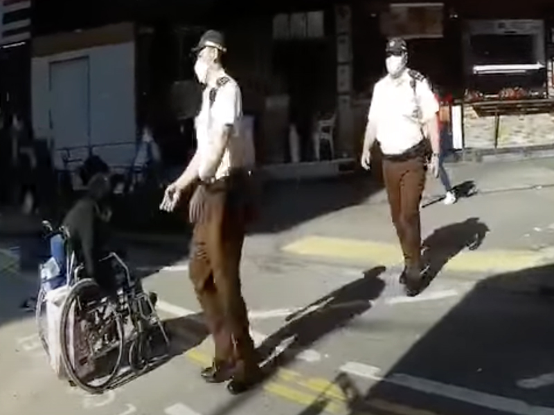 好人好事：交通督導員幫手推輪椅人仕過馬路