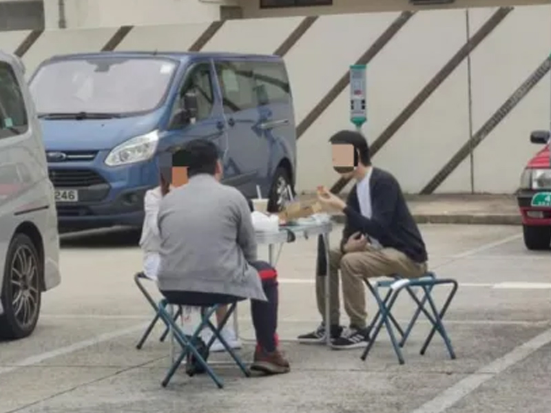 好可悲 ... 垃圾桶旁食飯盒 咪錶位開枱食飯