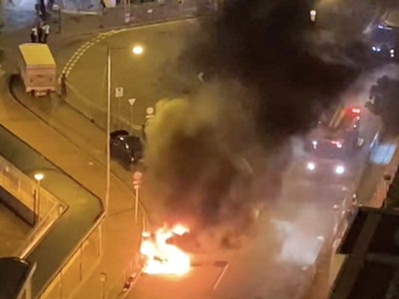 秀茂坪有私家車起火 多次傳出爆炸聲