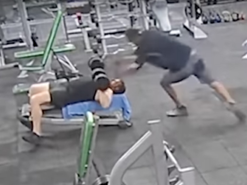 恐怖健身室意外 20KG鐵餅砸頭