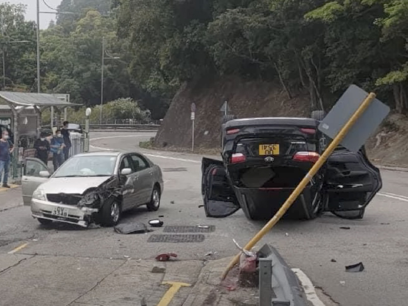 大帽山車禍現場 兩車相撞多車受損