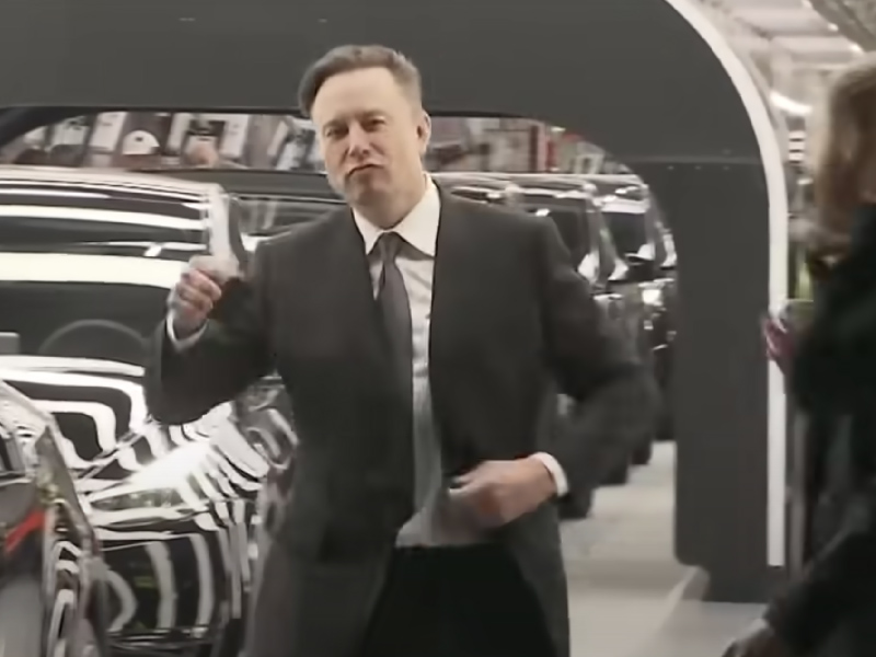 首間歐洲 Tesla 工廠開幕 Elon Musk 開心到跳舞