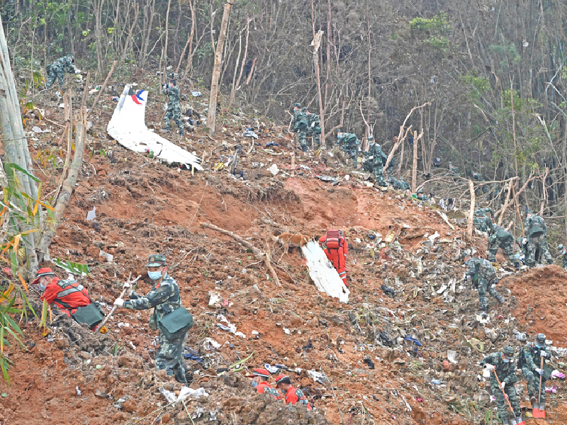 東航失事客機黑匣子被找到 現場畫面曝光