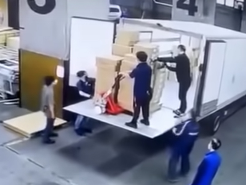 搬運工業意外 尾板突然 ...