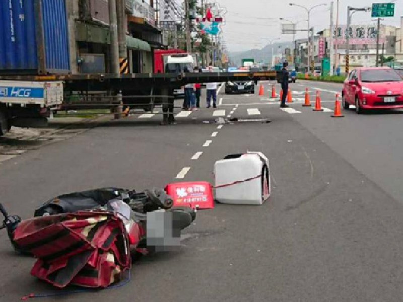 卸貨台意外 電單車司機不治 #驚悚影片曝光