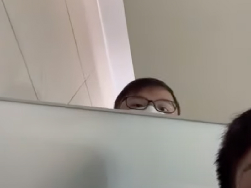 大便時，廁所露出半個人頭