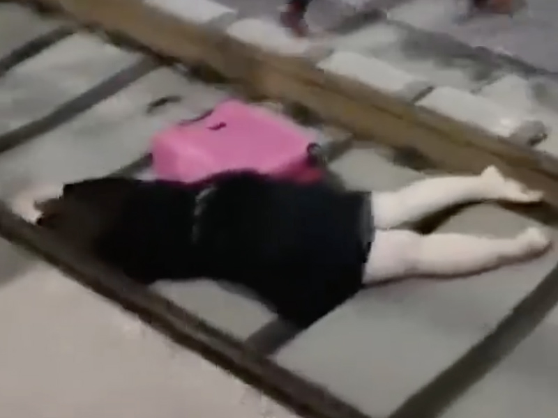 因與男友爭吵 肥妹跳入火車路軌發泄