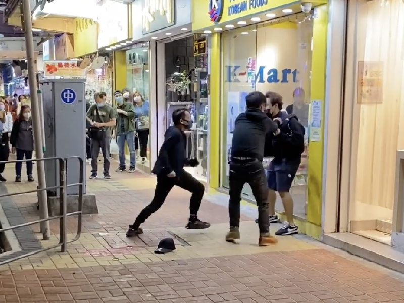 一家三口家爸爸 太子被圍毆