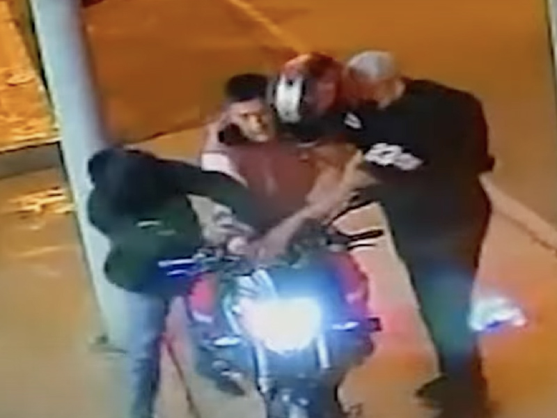 笨賊槍劫外賣員 結果被同黨意外擊斃