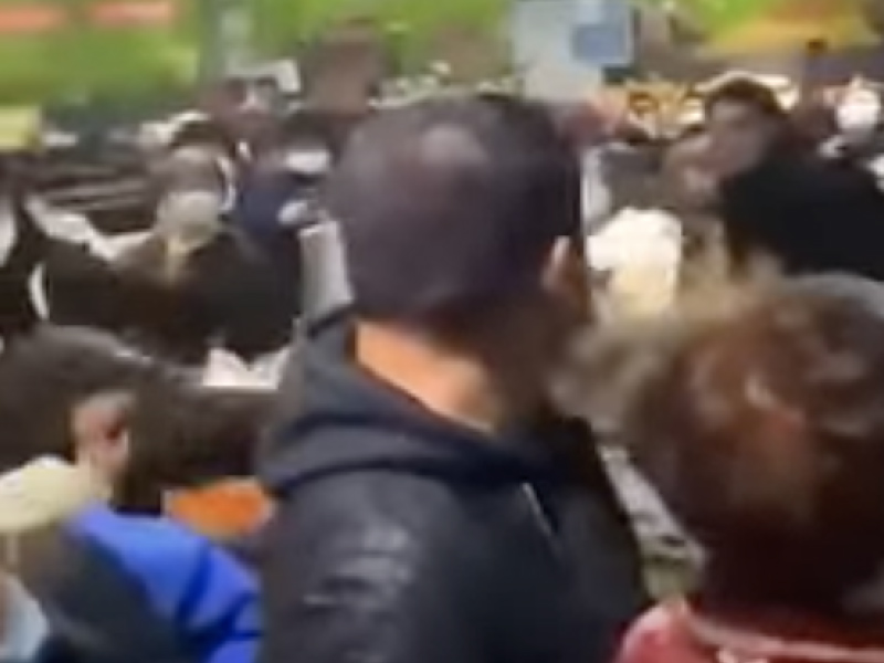 上海市突然宣布分區封城 市民超市搶菜大打出手