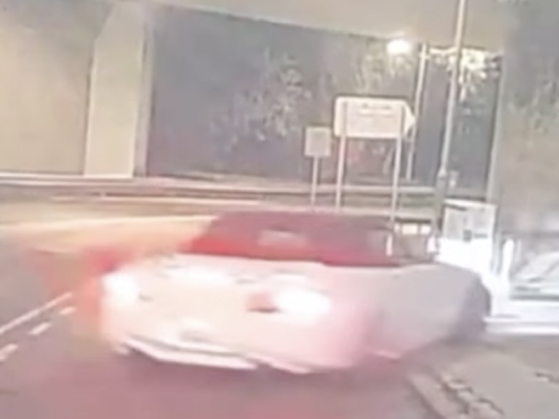 車房職員偷開客人車漂移 結果出事啦！