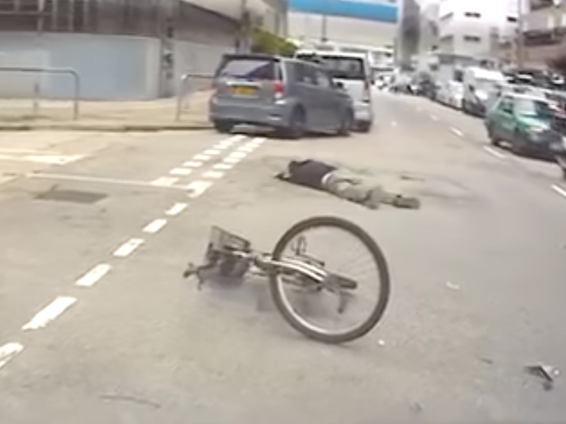 電單車司機失重心 撞飛對面線單車
