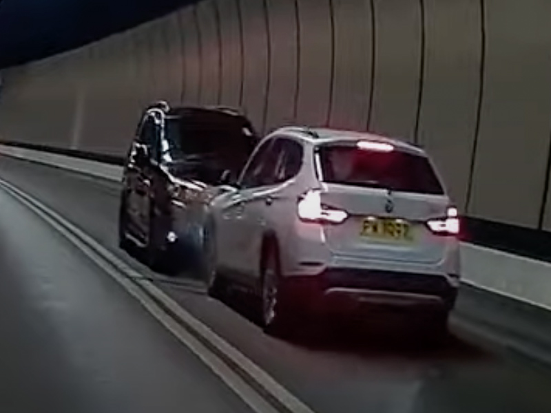 隧道內行行下過對面線 自炒埋牆再撞對頭車