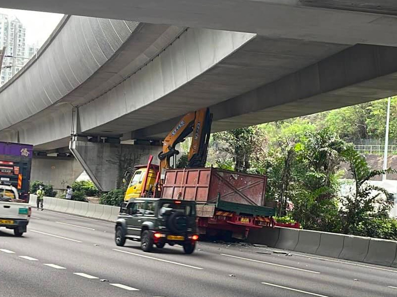 石門吊雞車 撞港鐵橋底