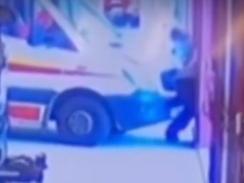 恐怖事故影片 救護車失控溜前 把救護員重壓上牆 恐怖事故影片 救護車失控溜前 把救護員重壓上牆