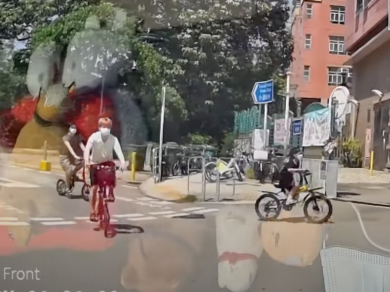 小朋友踩單車衝馬路 家長反罵車主危駕 小朋友踩單車衝馬路 家長反罵車主危駕