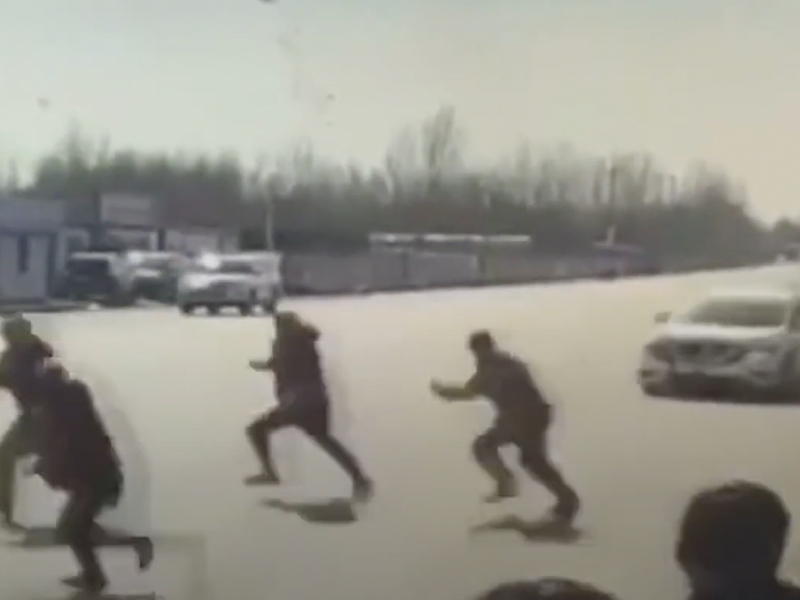 越野車失控撞 核酸檢測人群瞬間 越野車失控撞 核酸檢測人群瞬間