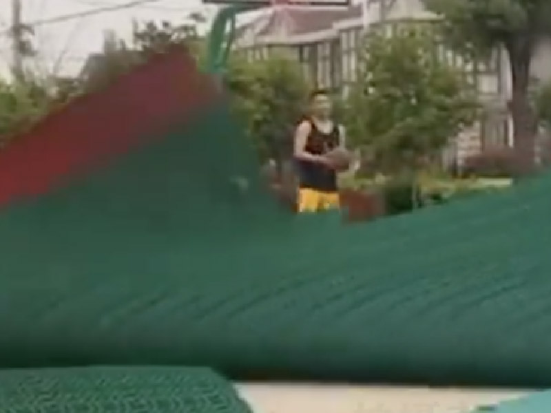 嫌打球聲影響孩子學習 女子手撕籃球場地皮