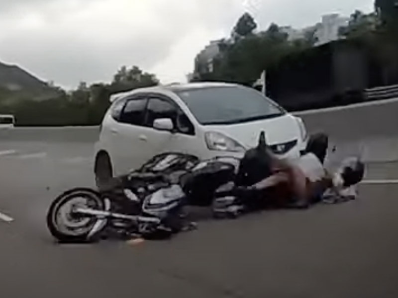 載女朋友同線扒頭 電單車被撞雙雙倒地