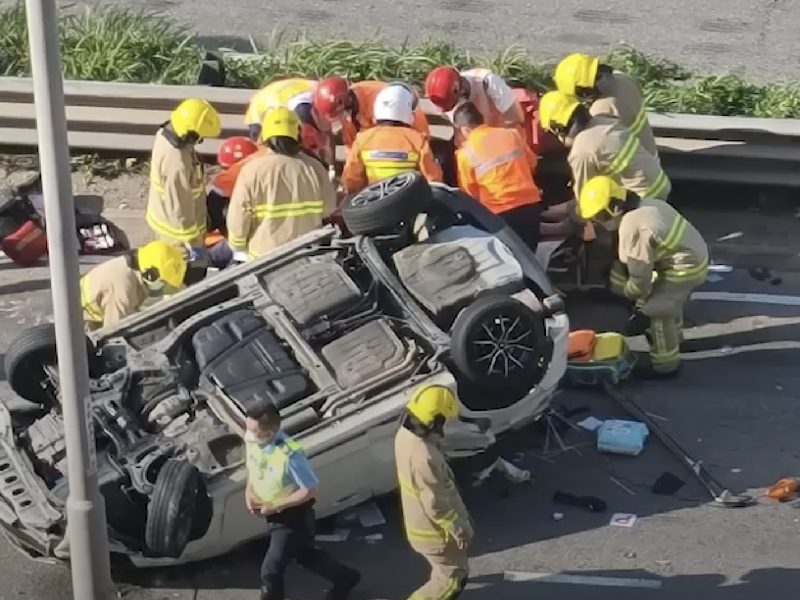 皇珠路私家車失控 撞壆翻騰多圈意外