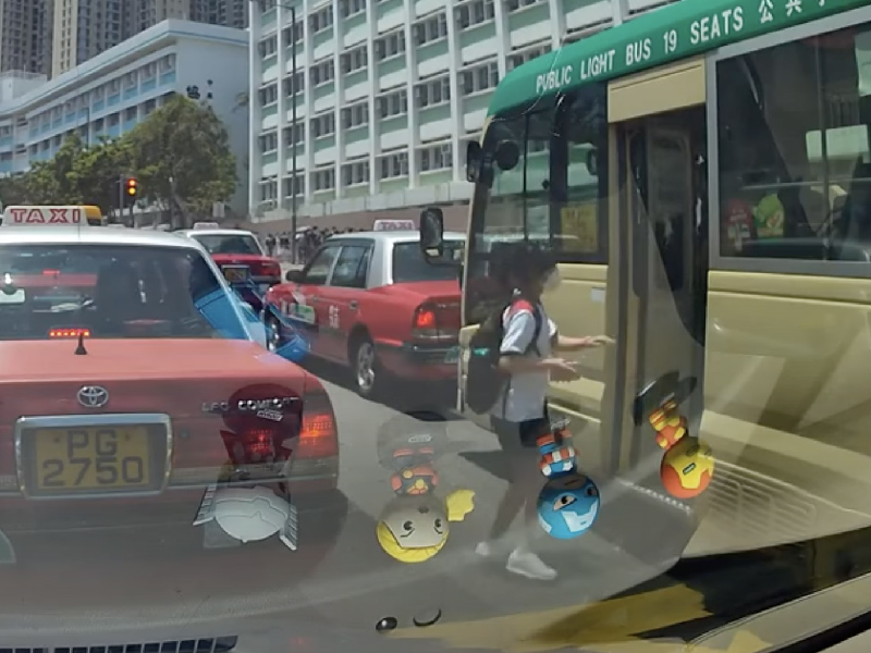 提醒家中孩子 千萬別在路中心上小巴 提醒家中孩子 千萬別在路中心上小巴