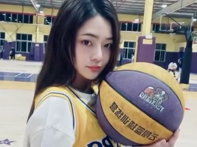 女生花百萬把工廠改籃球場送男友