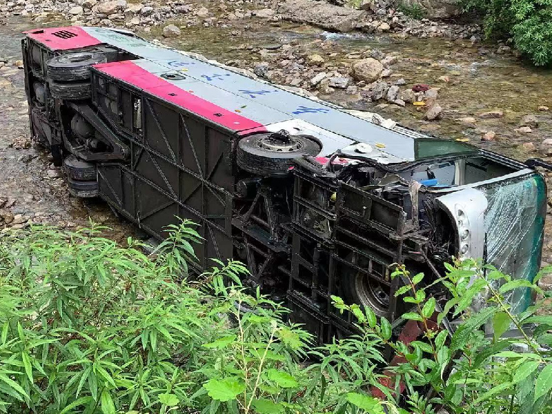載有20餘人的巴士翻入河溝事故意外
