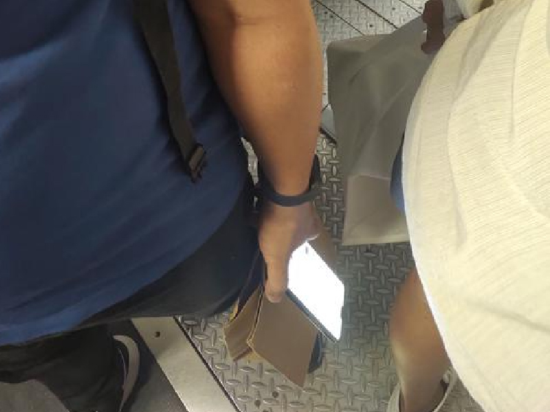 變態阿叔地鐵偷拍裙底 變態阿叔地鐵偷拍裙底