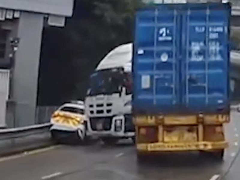 貨櫃車撞警車影片曝光