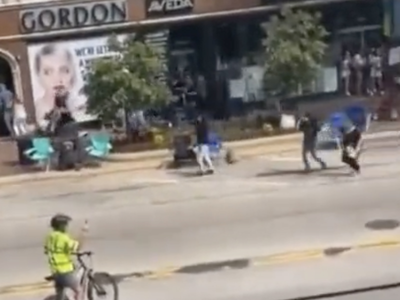 國慶巡遊槍擊兇手 屋頂掃射影片曝光 國慶巡遊槍擊兇手 屋頂掃射影片曝光