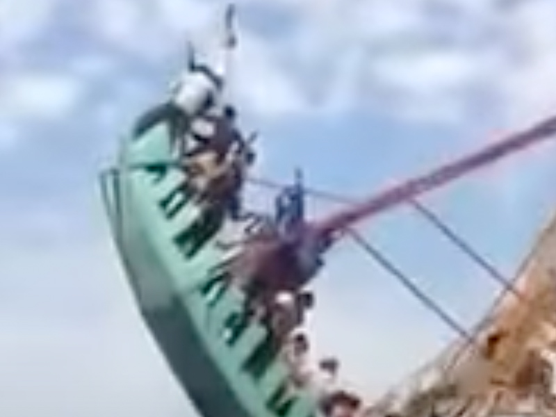 樂極生悲 印度人站著玩海盜船,結果 ... 樂極生悲 印度人站著玩海盜船,結果 ...