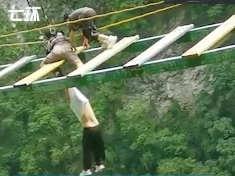 10 歲兒童玩懸空吊橋「步步驚心」墜落