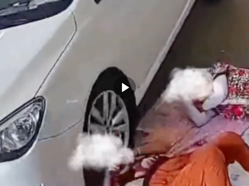 大陸 2 大媽馬路邊睡覺 遭轉彎車輛碾壓頭部