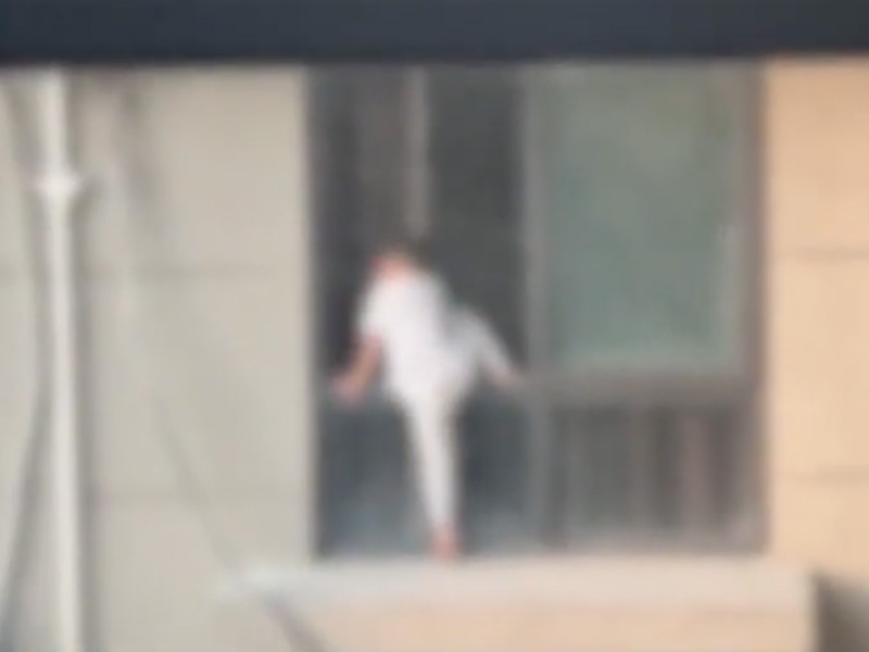 4歲男孩被發現 爬出30樓的窗外