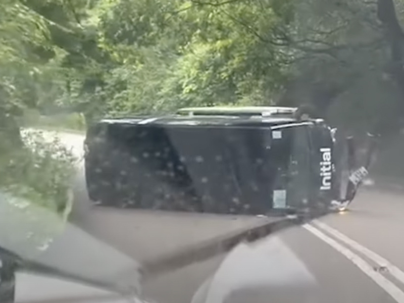 荃錦公路貨Van翻側事發經過