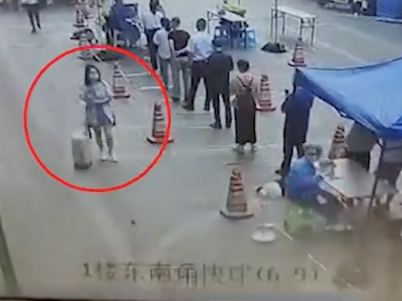 恐怖影片 女子跳樓 跳中核酸檢測人群 恐怖影片 女子跳樓 跳中核酸檢測人群