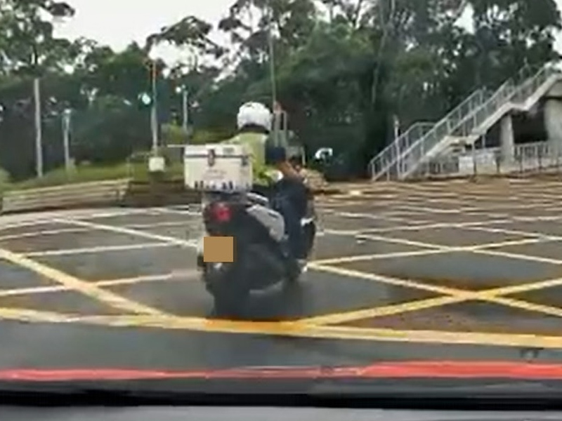 電單車失控自炒 撞到成個人飛起打橫撞燈柱 電單車失控自炒 撞到成個人飛起打橫撞燈柱