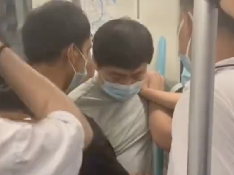 偷拍男被市民制服,企圖奪回手機逃跑,結果 ... 偷拍男被市民制服,企圖奪回手機逃跑,結果 ...