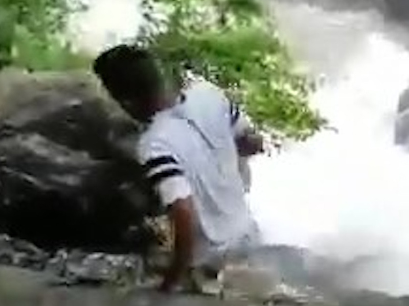 #瀑布意外 懸崖邊和瀑布舉V合照,結果 ... #瀑布意外 懸崖邊和瀑布舉V合照,結果 ...