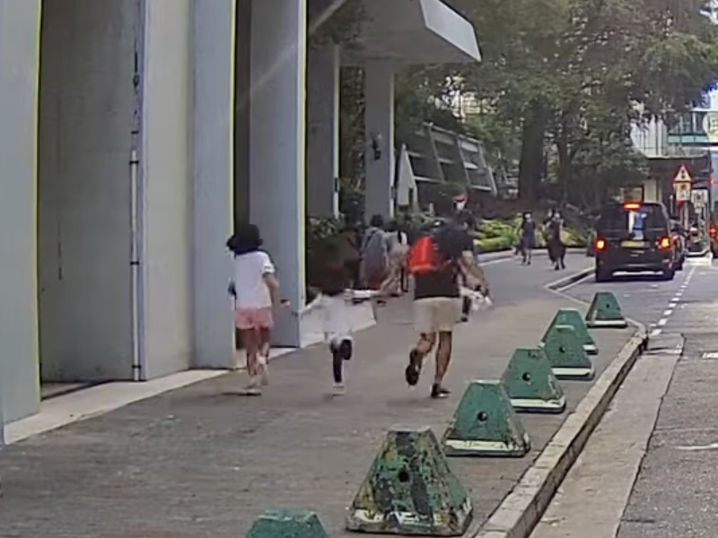 爸爸帶住細佬追巴士 熱心司機幫忙