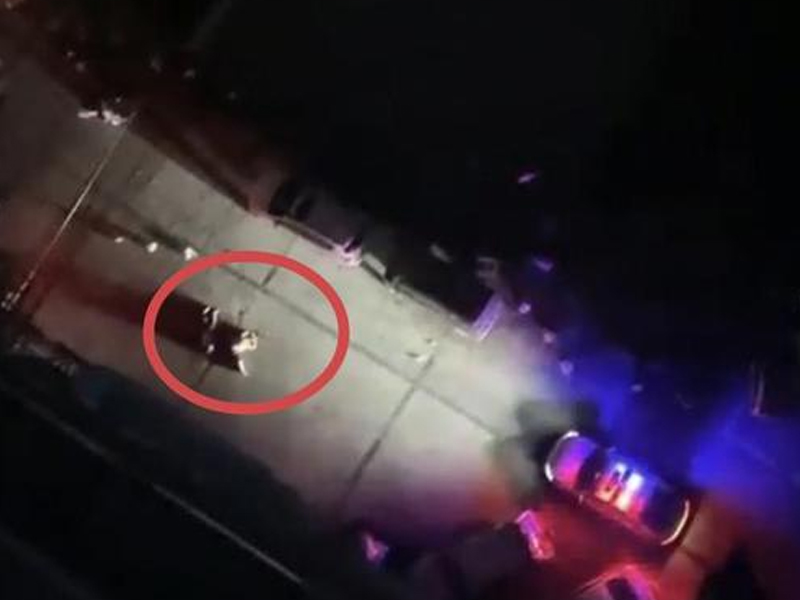 男子為情跳樓砸死路人 二人當場身亡 (影片) 男子為情跳樓砸死路人 二人當場身亡 (影片)