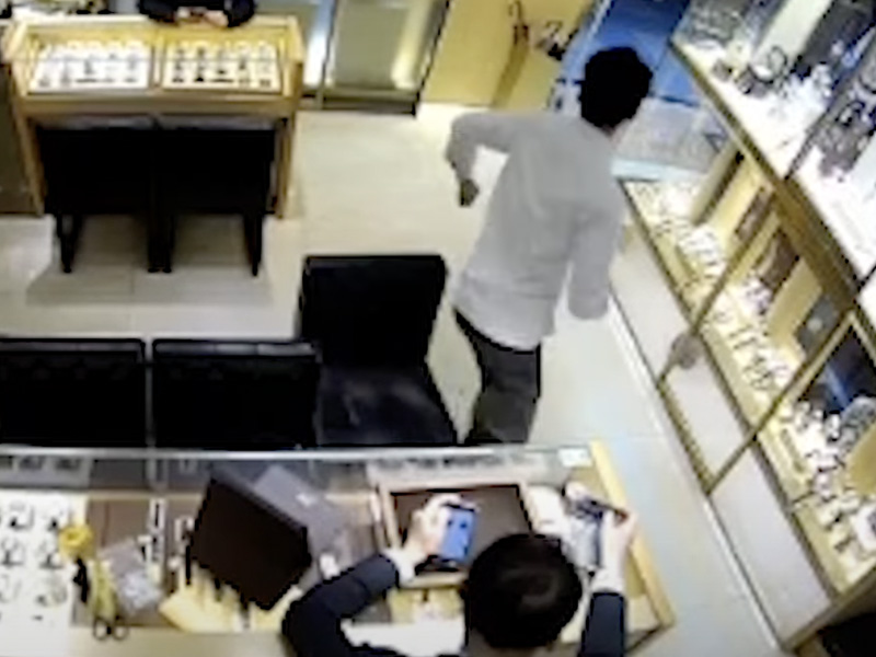 尖沙咀「名人站」賊人搶勞力士 過程影片曝光 尖沙咀「名人站」賊人搶勞力士 過程影片曝光