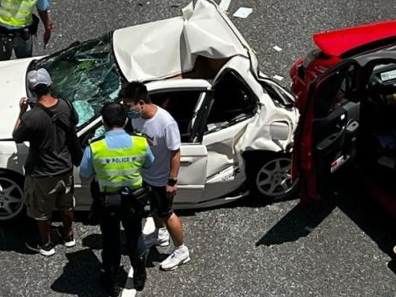 龍翔道5車相撞 貨車剷上行人路一刻