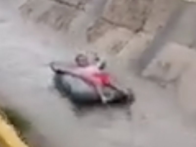 水浸時充氣床玩城市漂流 被吸入下水道後一去不返