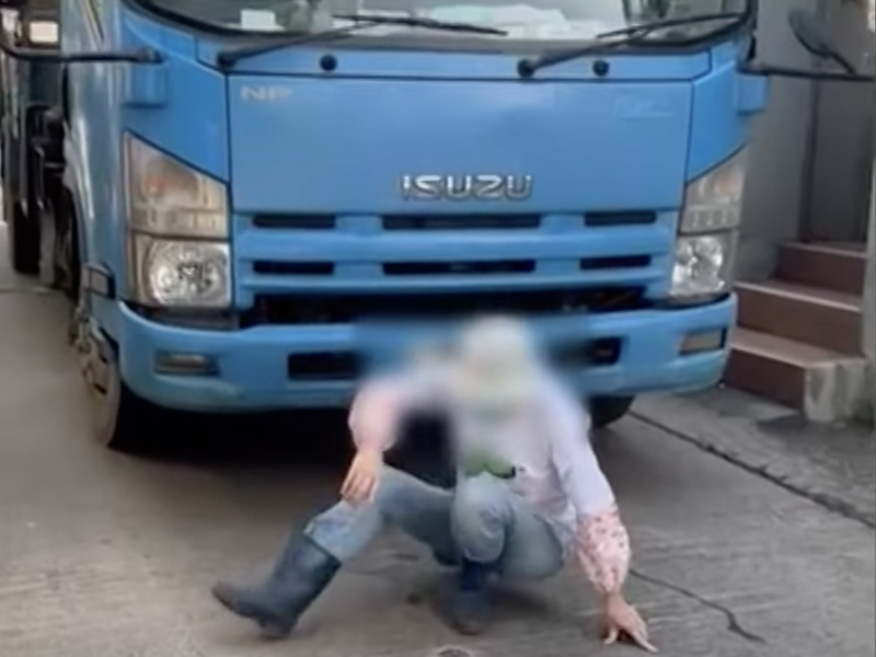 圍村夫婦 瞓身霸路攔車收錢 引發大衝突