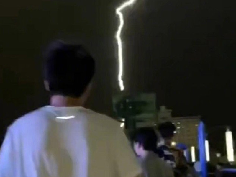 突然劈出一道閃電 廣場舞大媽被擊中慘死