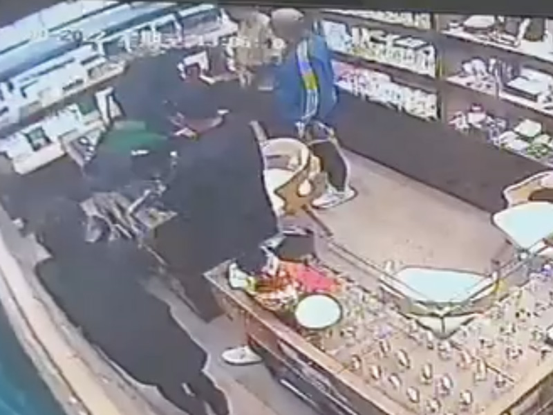 4匪徒‎持槍搶劫銅鑼灣錶行全過程